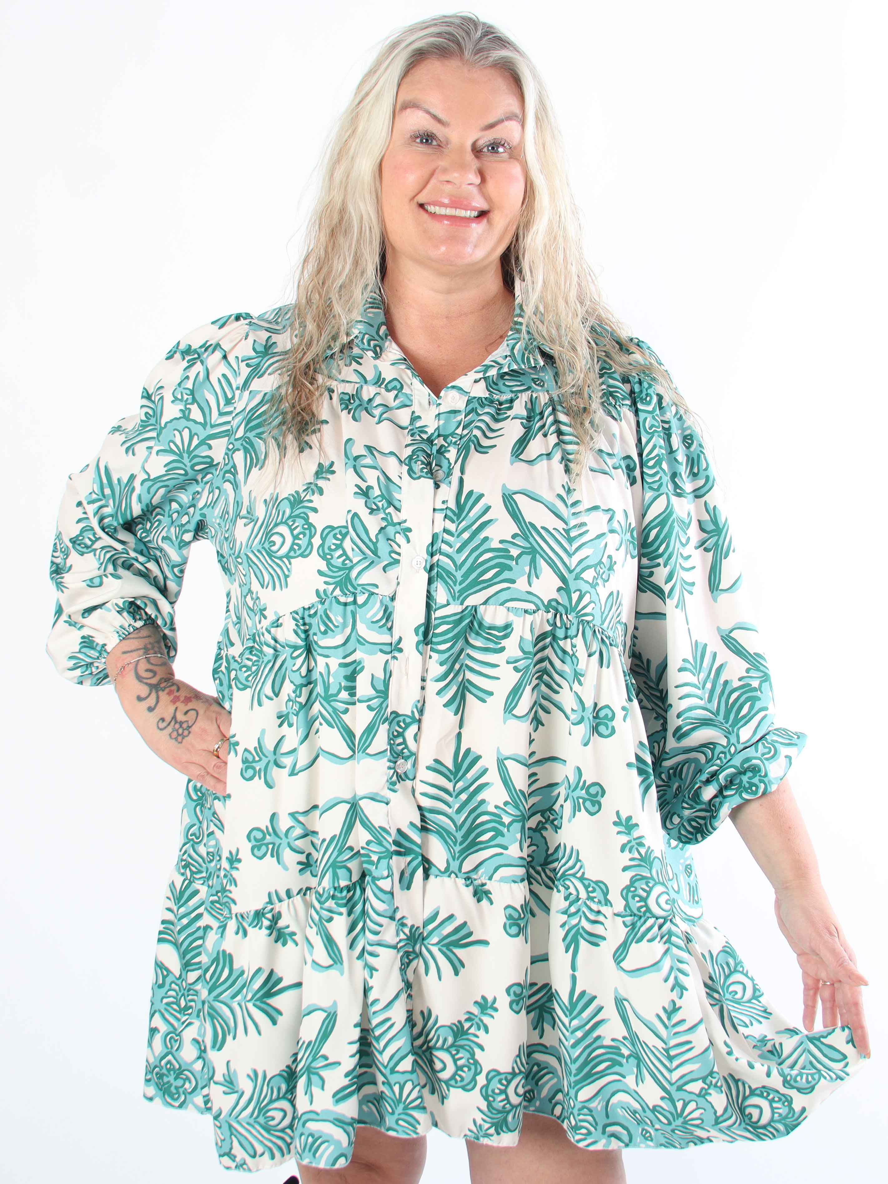 Sophie - Mönstrad plus size-skjortklänning i viskosblandning med volangkant